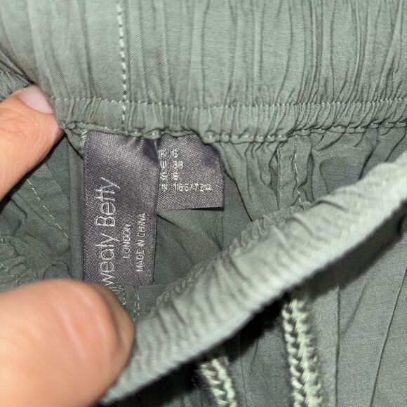 Womens Size 6 Sweaty Betty Cargo Pants Green EUC - Picture 2 of 5
